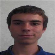 Jeune professeur de maths prêt à partager les nombreuses connaissances qu'il vient d'acquérir dans cette discipline